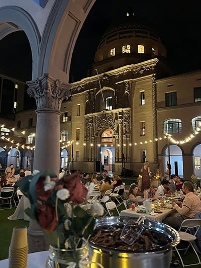 Courtyard-Stringlights-dinner-533
